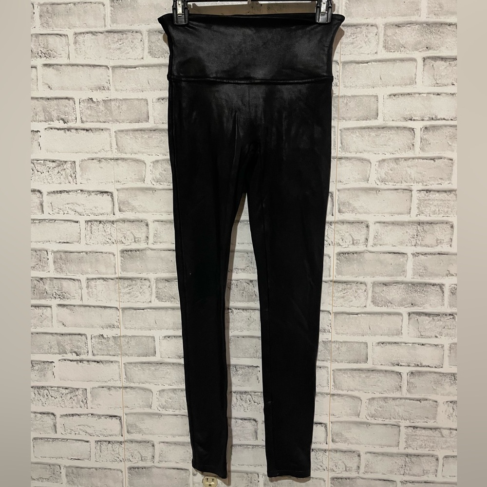 Women’s SPANX coated faux leather solid black leggings Medium - Picture 2 of 6
